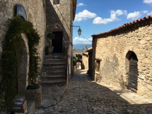 A walk down through the streets of Lacoste